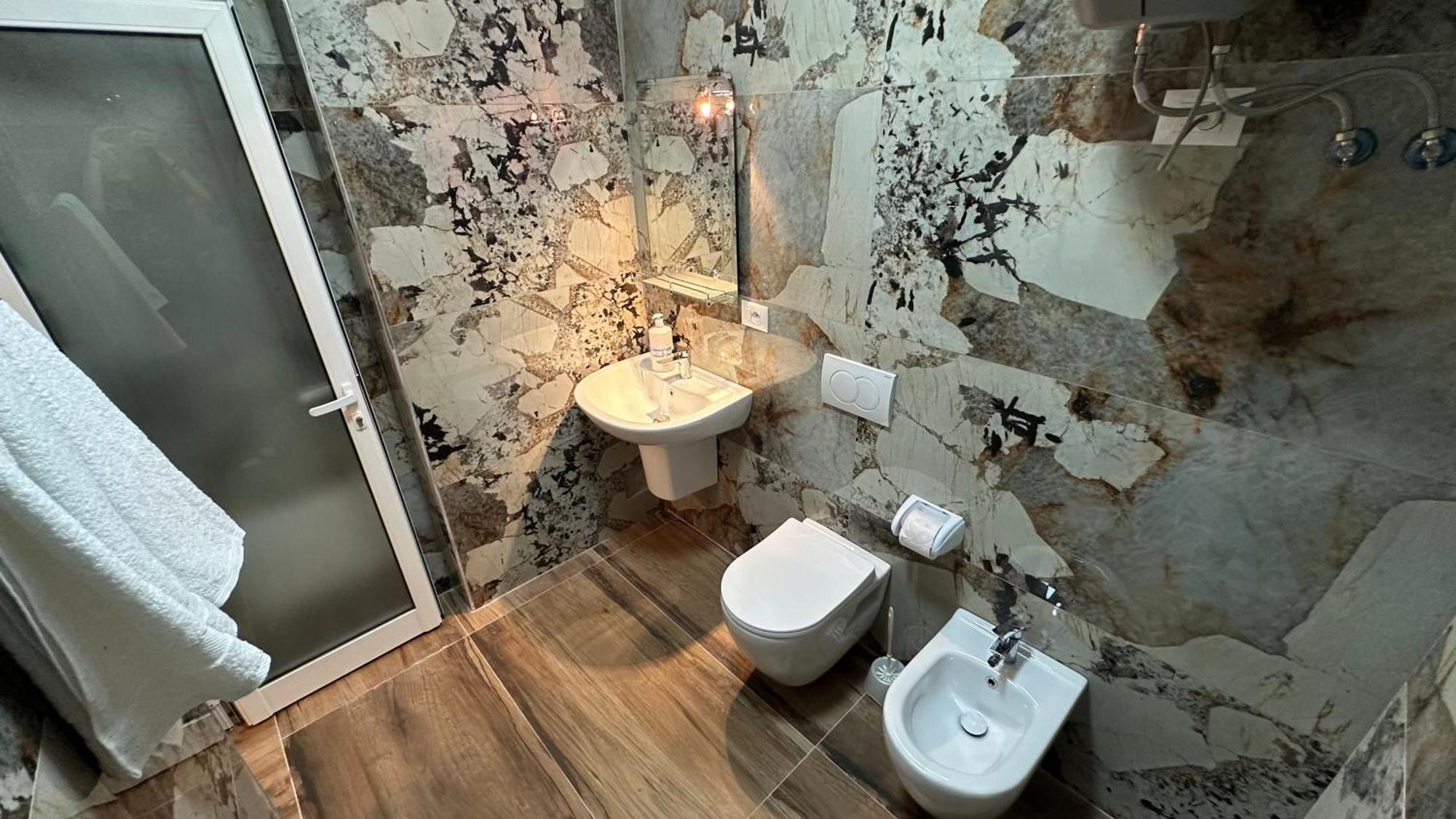 Cozy Centrally Located For Up To Three Or Four Guests Family 10 Min Walk From Center *