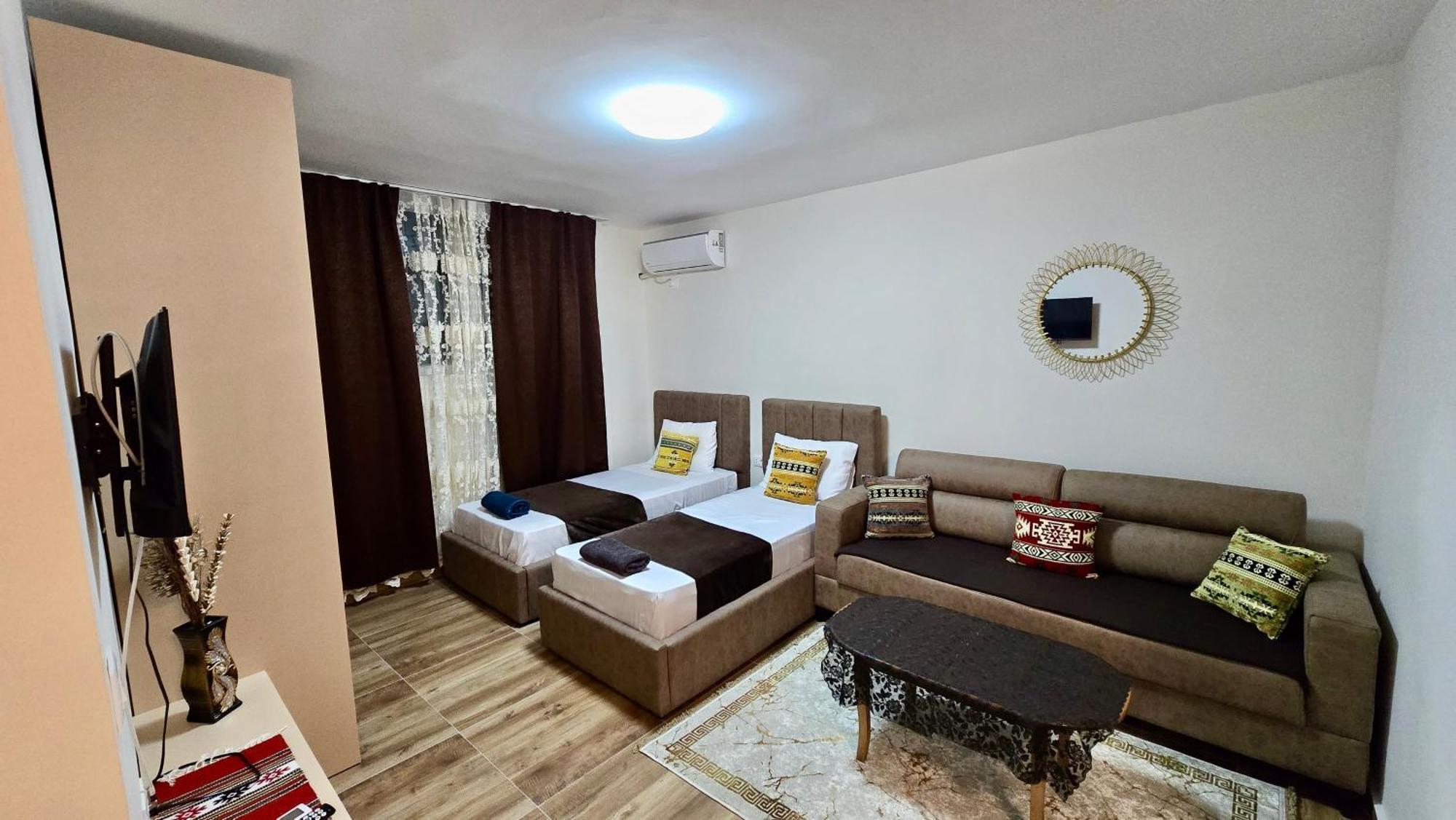 Cozy Centrally Located For Up To Three Or Four Guests Family 10 Min Walk From Center * Tiranë